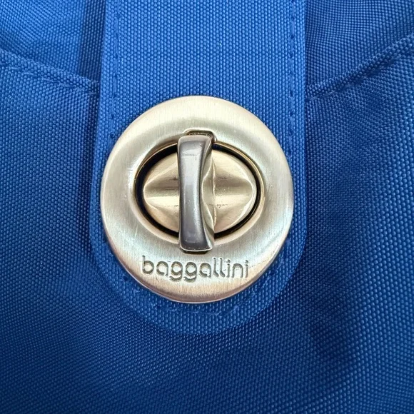 NWOT Baggallini Navy Crossbody Shoulder Bag with Turn-Lock Closure and Pouch - Picture 11 of 11